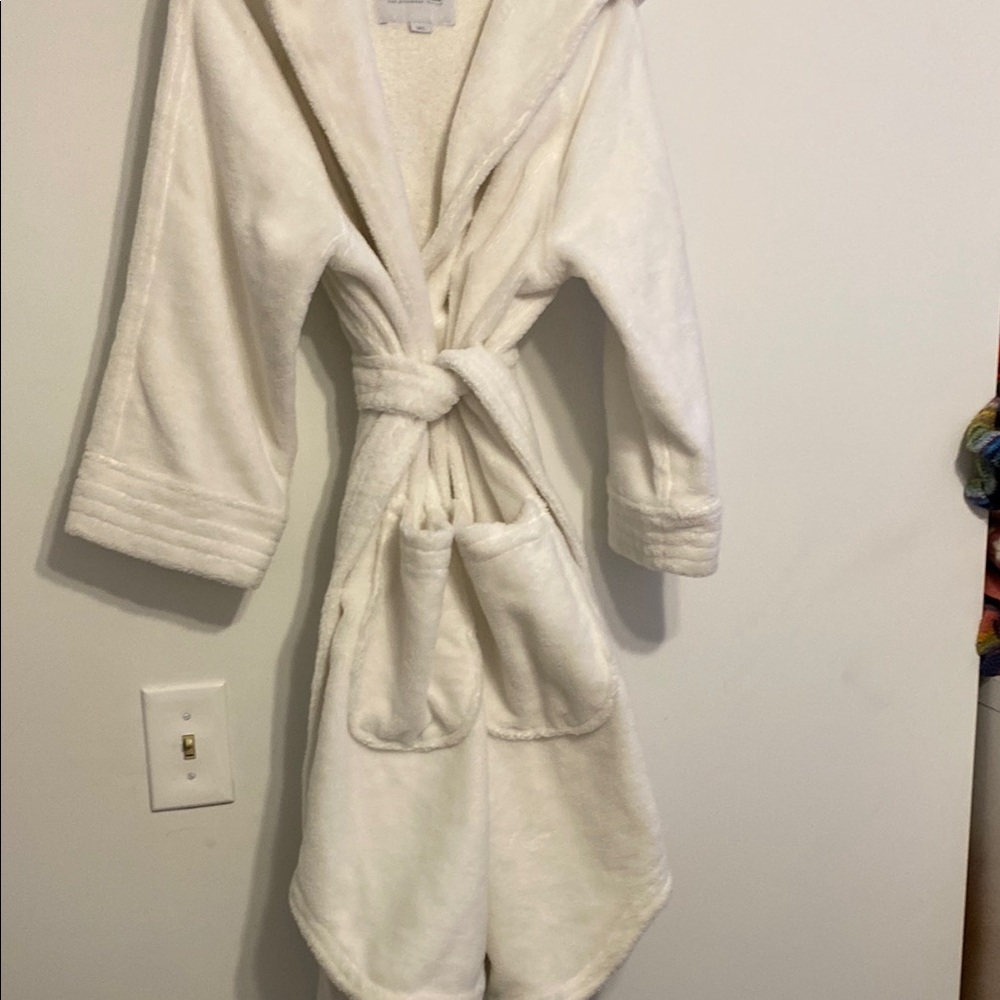Heidi Wiesel Cozy White Hooded Bathrobe, very soft in good shape